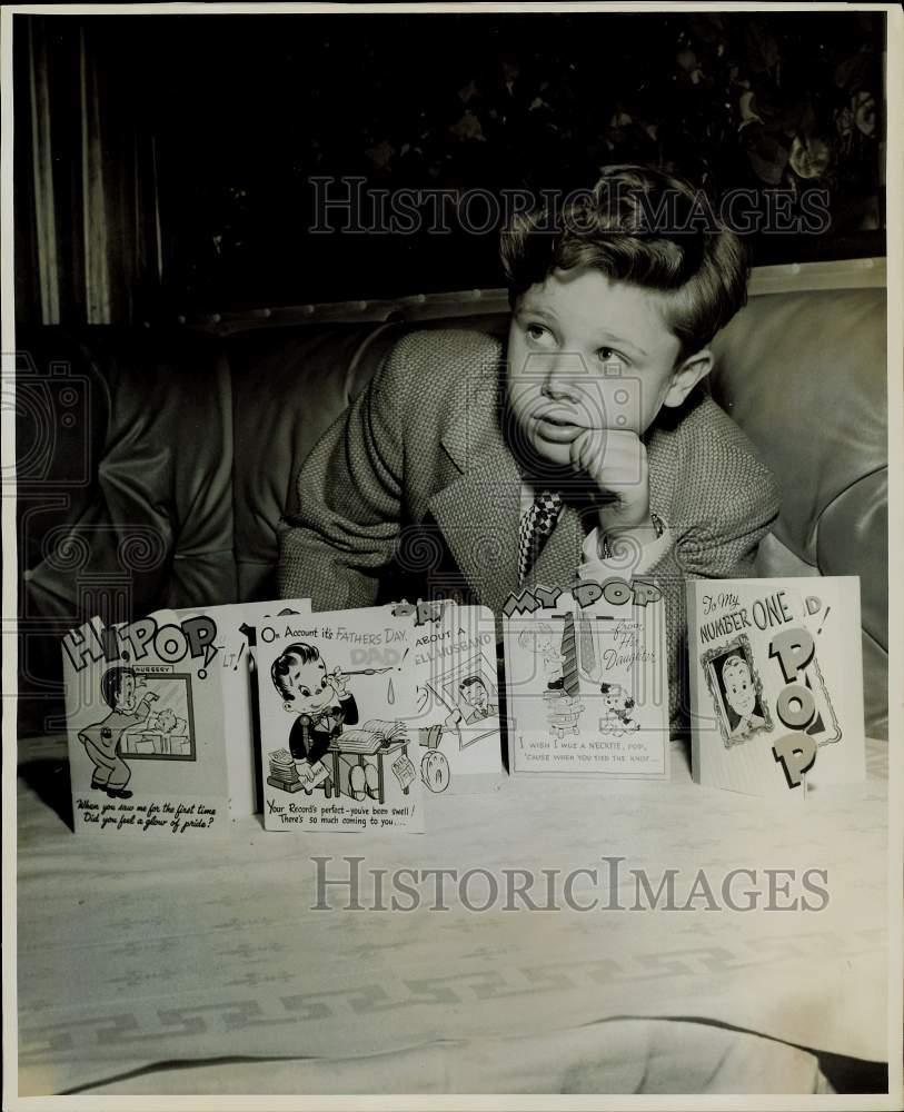 1962 Press Photo Tommy Lahr poses with Father&#39;s Day cards by Al Barker.- Historic Images