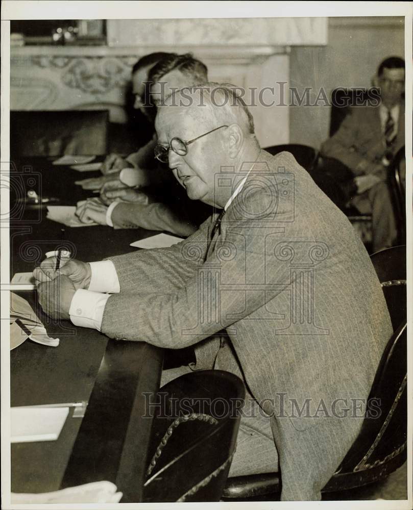 Press Photo Arthur Brisbane, Hearst newspapers columnist and editor in a meeting- Historic Images