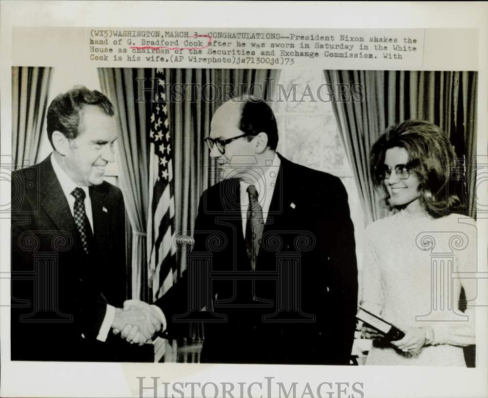 1973 Press Photo President Nixon and Bradford Cook shake hands at White House.- Historic Images