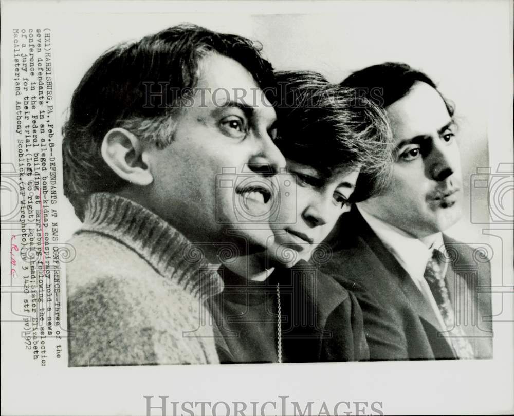 1972 Press Photo Bomb-kidnap suspects outside federal building in Harrisburg- Historic Images