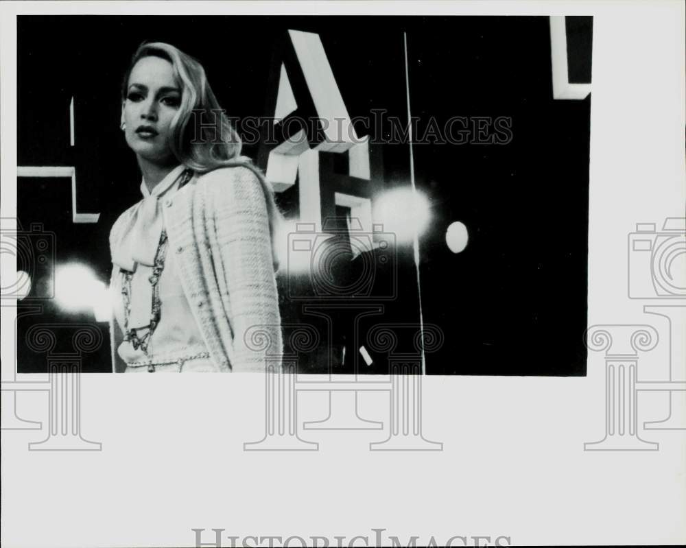 Press Photo Model Jerry Hall at a fashion show - kfa13862- Historic Images