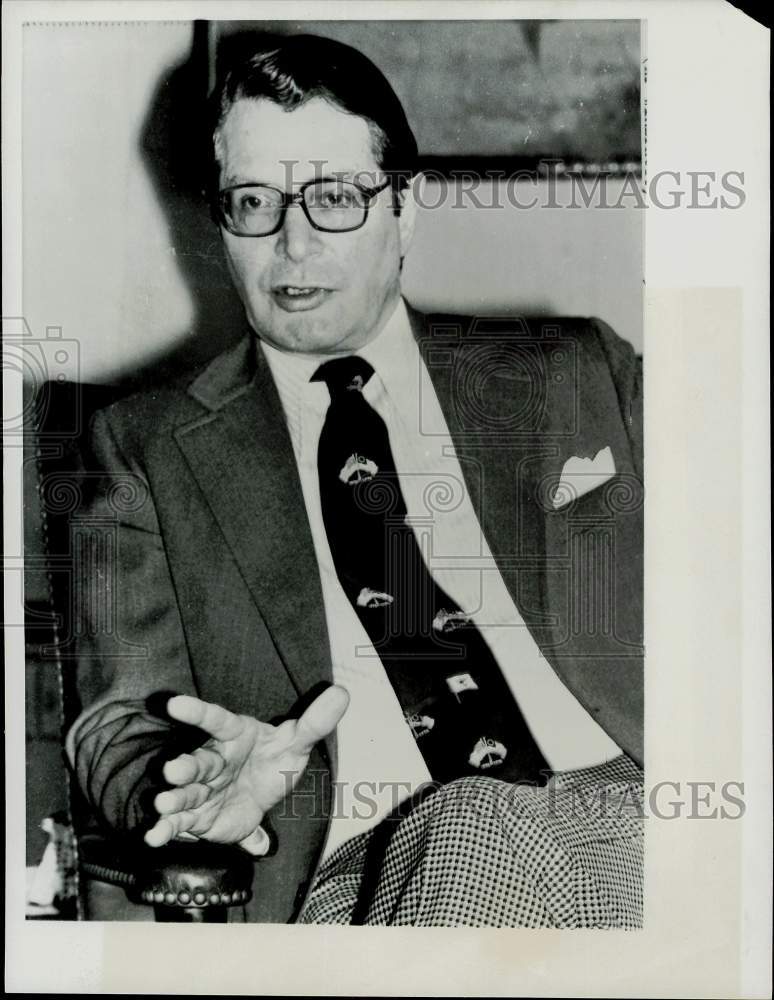1975 Press Photo Elliot Richardson gestures during his London home interview.- Historic Images