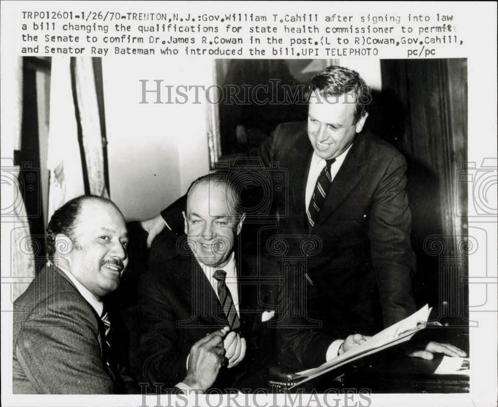 1970 Press Photo Governor William Cahill meets with officials in Trenton, NJ.- Historic Images