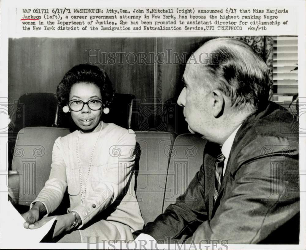 1971 Press Photo John Mitchell and Marjorie Jackson talk in Washington.- Historic Images