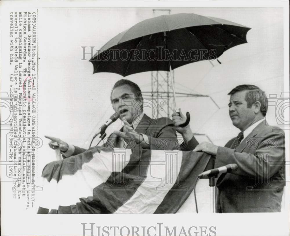 1972 Press Photo Governor George Wallace campaigns in rain in Warren, Michigan.- Historic Images