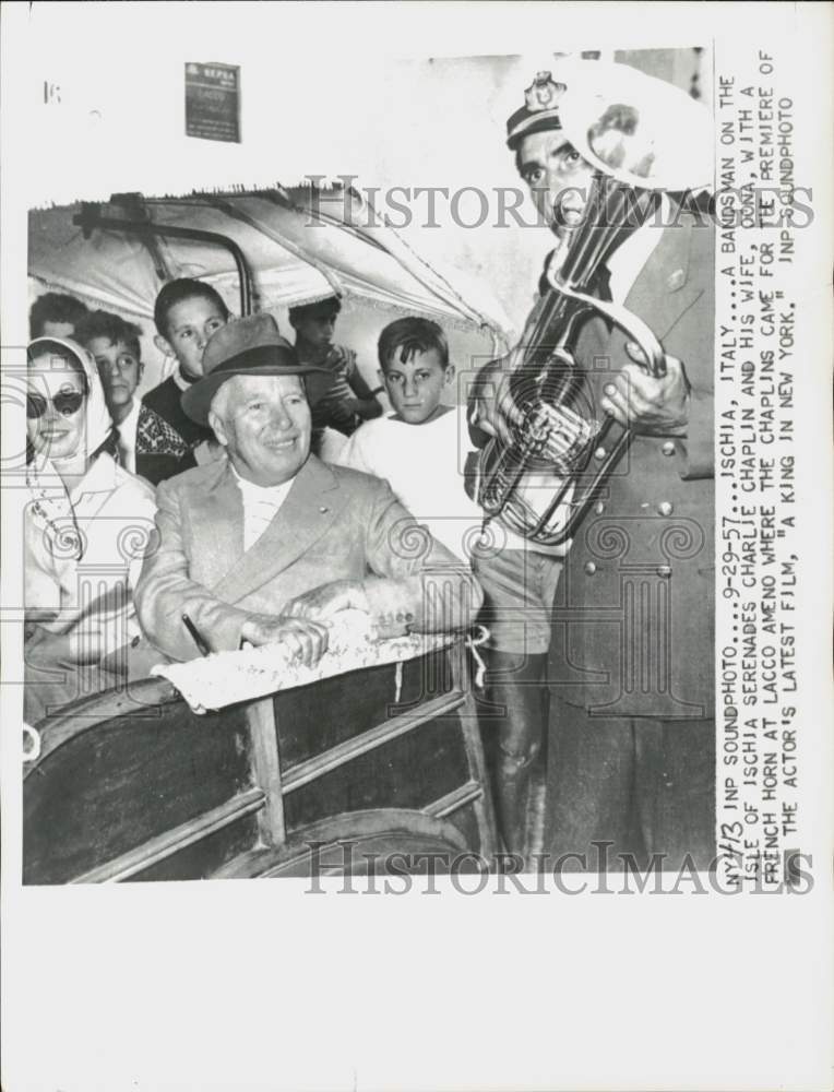 1957 Press Photo Musician serenades Charlie and Oona Chaplin in Italy- Historic Images