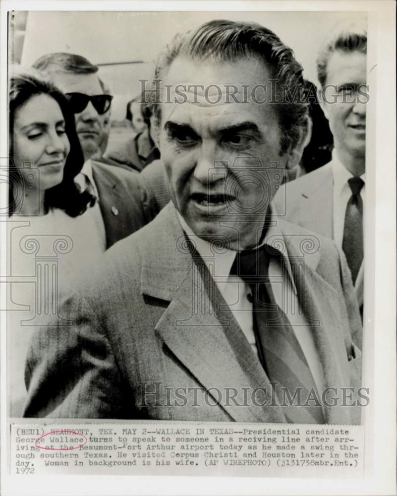 1972 Press Photo George Wallace turns in Beaumont-Port Arthur airport greeting.- Historic Images