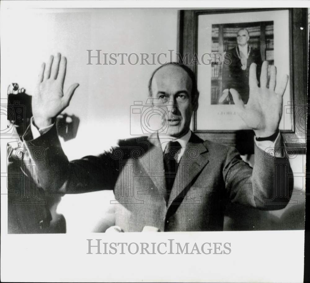 1974 Press Photo French Finance Minister Giscard D&#39;Estaing talks to the press- Historic Images