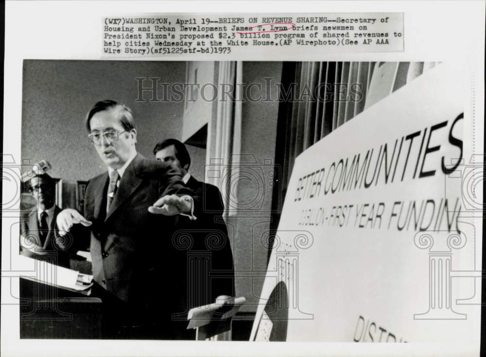 1973 Press Photo James Lynn briefs newsmen at the White House. - kfa16091- Historic Images