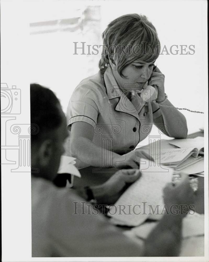 Press Photo Woman speaks on telephone - kfa16363- Historic Images