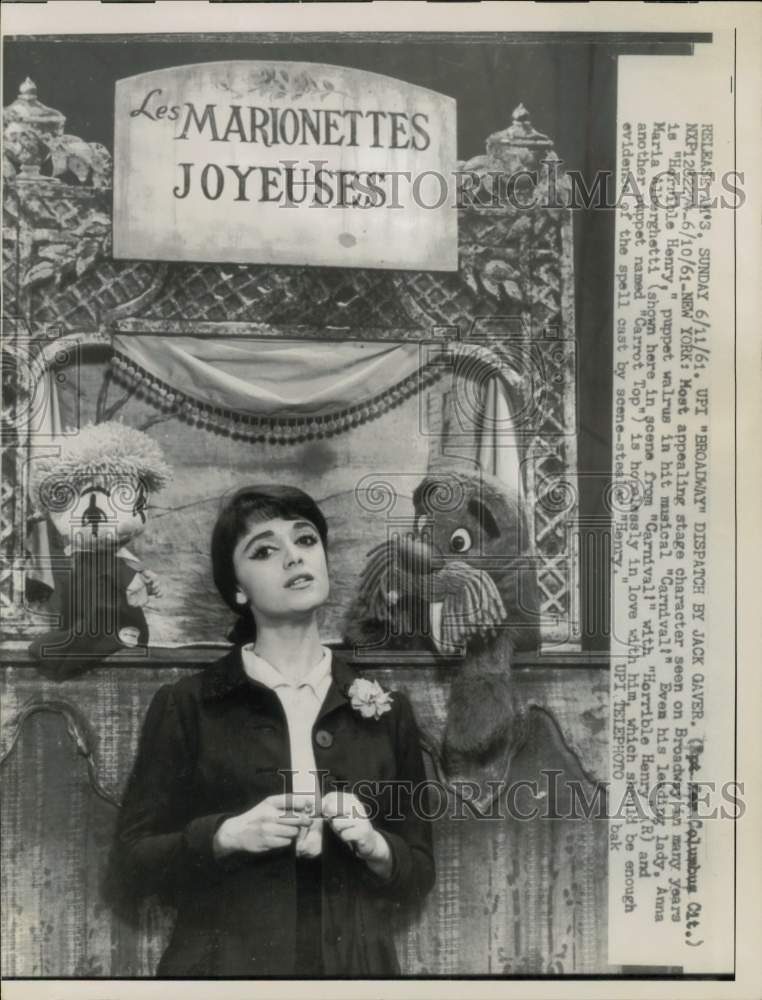 1961 Press Photo Actress Anna Maria Alberghetti with Puppets in "Carnival!"- Historic Images