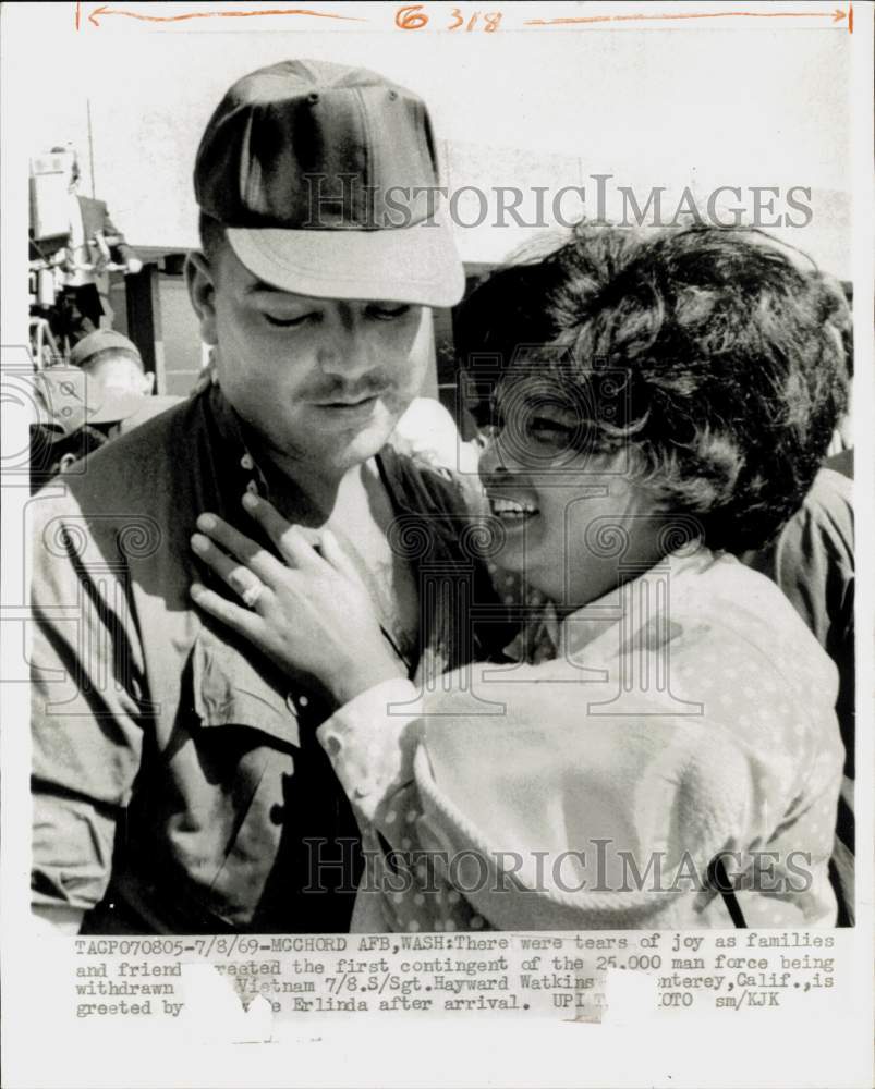 1969 Press Photo Sergeant Hayward Watkins hugs wife Erlinda in Washington- Historic Images