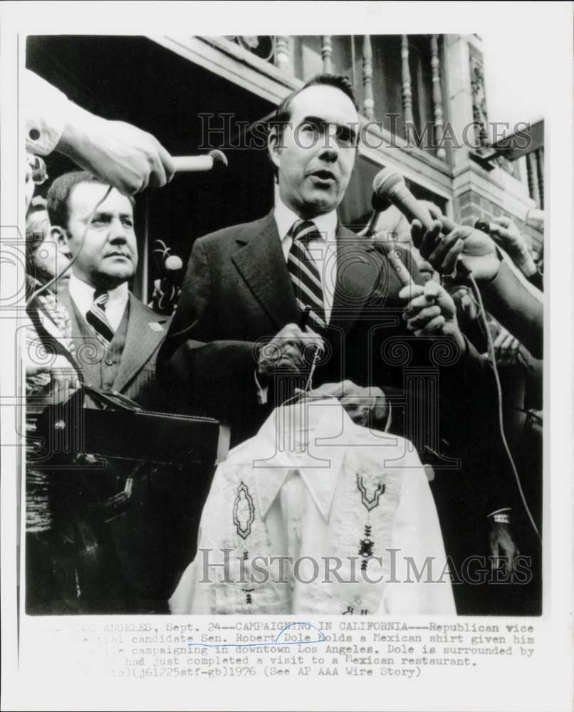 1976 Press Photo Senator Robert Dole talks to the press in Los Angeles CA- Historic Images