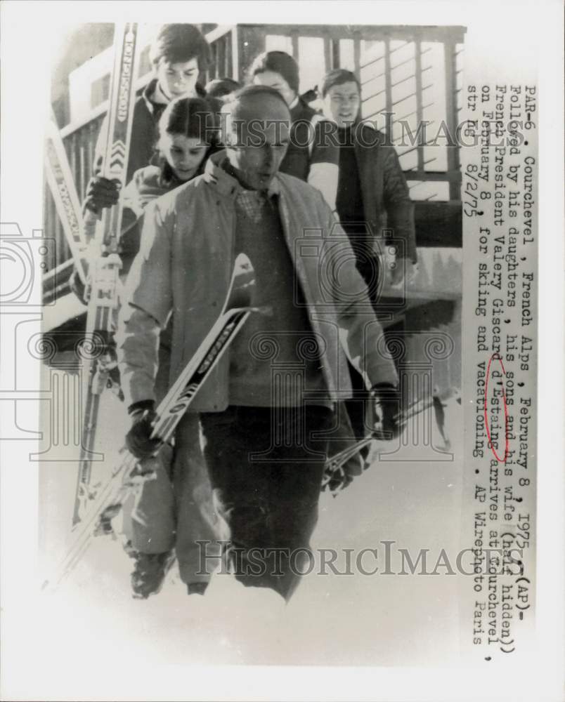 1975 Press Photo Pres. Valery Giscard d'Estaing & family vacation in French Alps- Historic Images