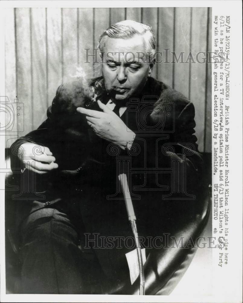 1970 Press Photo Harold Wilson lights pipe prior to London television appearance- Historic Images