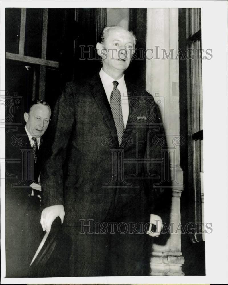 1971 Press Photo Prime Minister John Lynch leaves the Irish Embassy in London- Historic Images