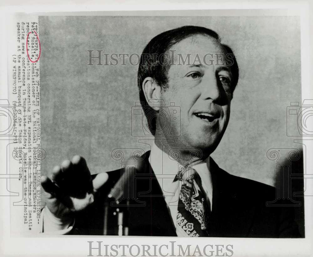 1976 Press Photo Pete Rozelle speaks at the Tampa Sports Club banquet in Tampa- Historic Images