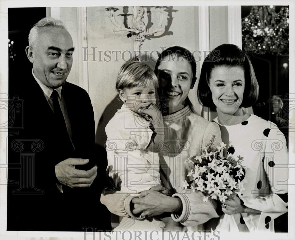 1967 Press Photo Betty Furness, husband Lesley Midgley with daughter & grandson- Historic Images