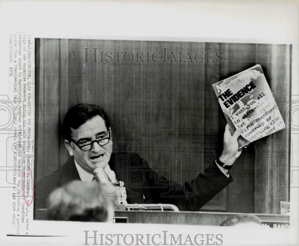 1974 Press Photo Charles Sandman waves the Newsweek during his talk, Washington- Historic Images