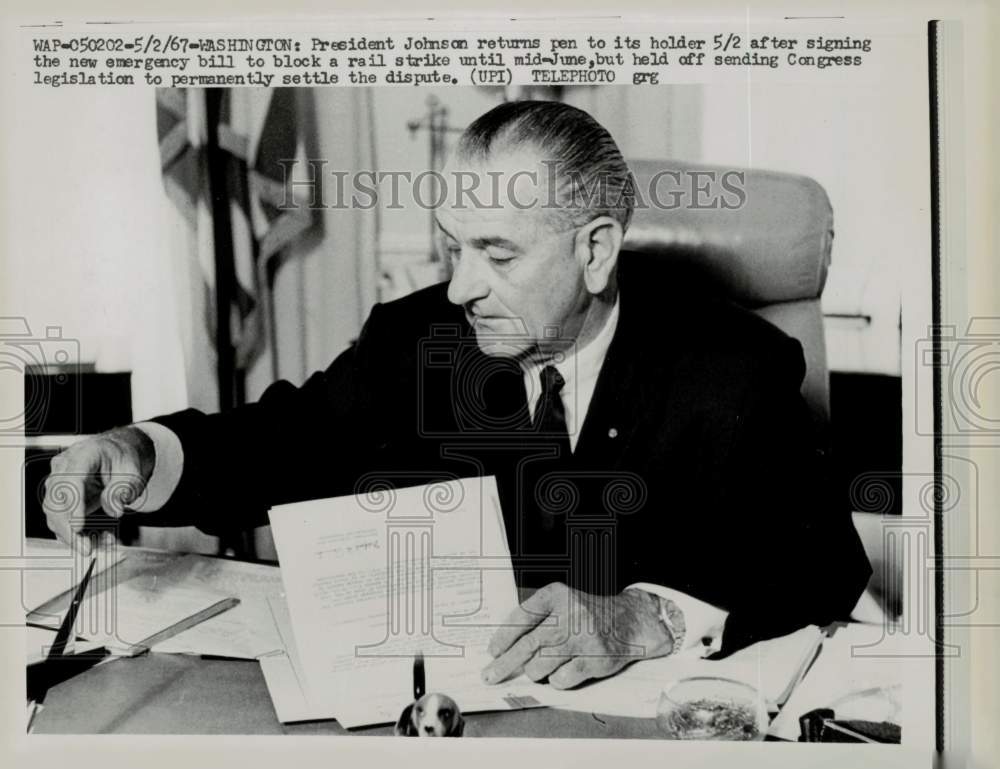 1967 Press Photo President Johnson signed emergency bill at Washington office- Historic Images