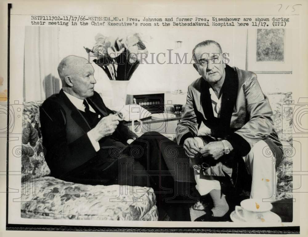 1966 Press Photo Lyndon Johnson chats with Dwight Eisenhower in Bethesda- Historic Images