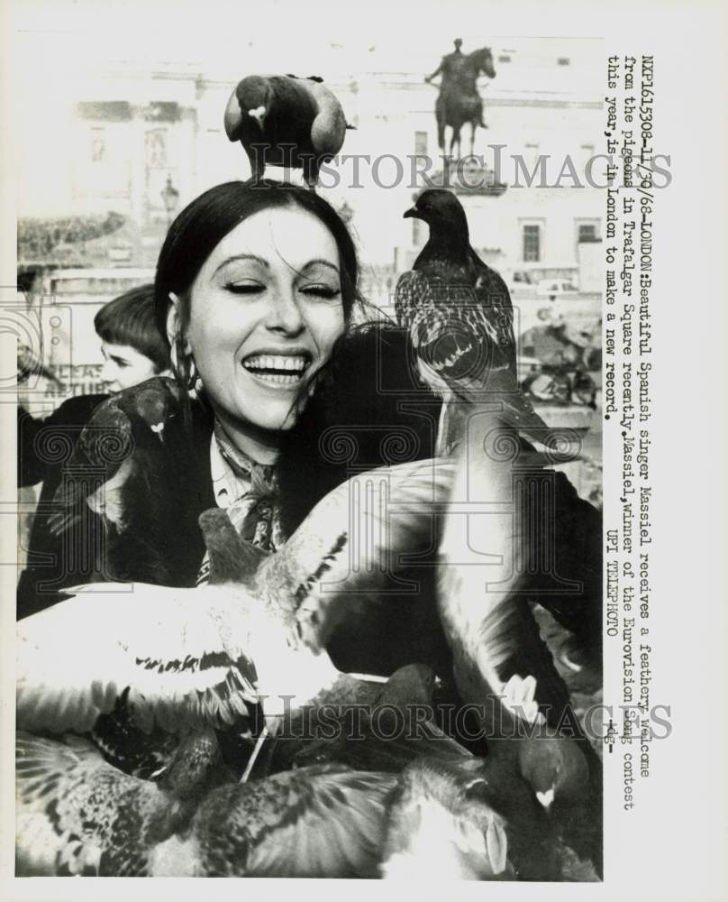 1968 Press Photo Singer Massiel welcomed by pigeons in Trafalgar Square, London- Historic Images