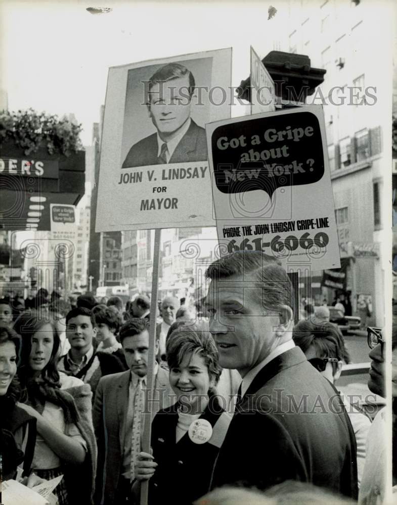 1965 Press Photo Supporters greet John V. Lindsay during his mayoral campaign- Historic Images