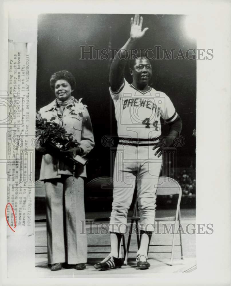 1976 Press Photo Henry Aaron, wife Billye is honored before game in Milwaukee- Historic Images