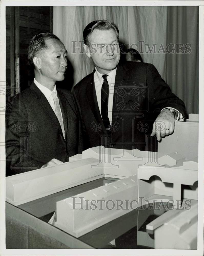 1964 Press Photo Nelson Rockefeller &amp; Minoru Yamasaki check model of World Trade- Historic Images