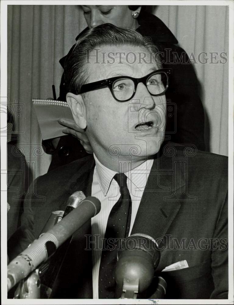 1963 Press Photo New York Governor Nelson Rockefeller at a news conference- Historic Images