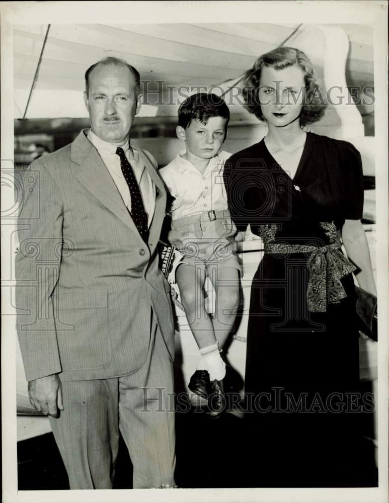 1937 Press Photo Mr. and Mrs. Drew Pearson with Mrs. Pearson's son, Tyler Abel- Historic Images