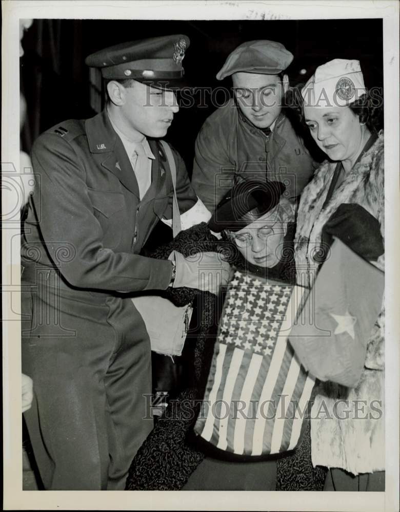 1947 Press Photo Gold Star mothers mourn for dead sons at Brooklyn Army Base- Historic Images