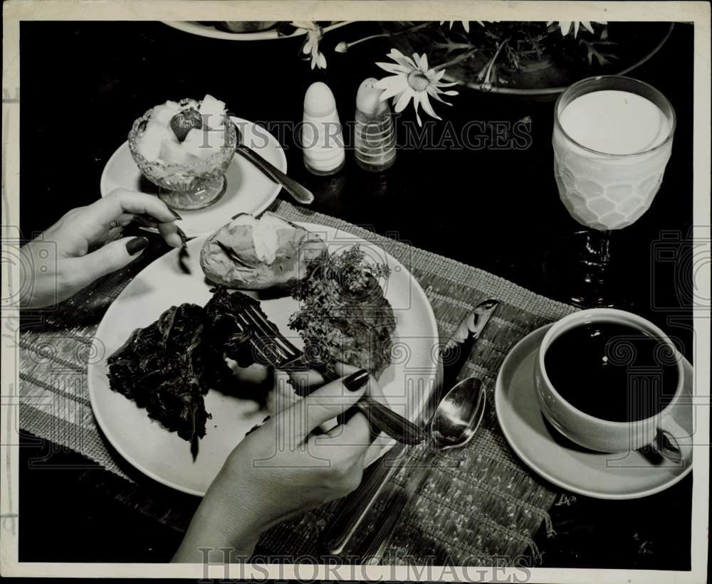 1946 Press Photo A sample meal prepared by American Red Cross Nutrition Service- Historic Images