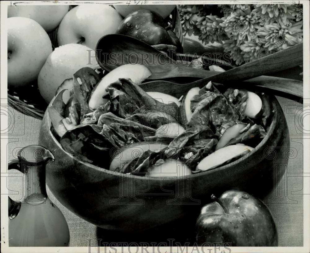 1985 Press Photo A bowl of apple and spinach salad - kfa22555- Historic Images