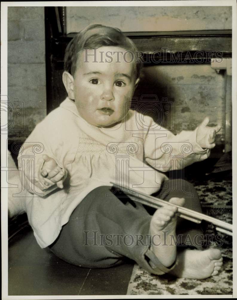 1963 Press Photo Richard Satherley uses his toes to play with toy railroad set- Historic Images