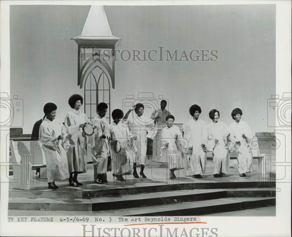 1969 Press Photo The Art Reynolds Singers performing on stage - kfa23427- Historic Images