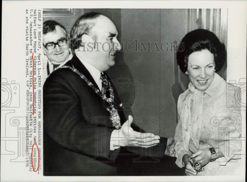 1976 Press Photo Belfast Lord Mayor Alderman Myles Humphries with Anne Armstrong- Historic Images