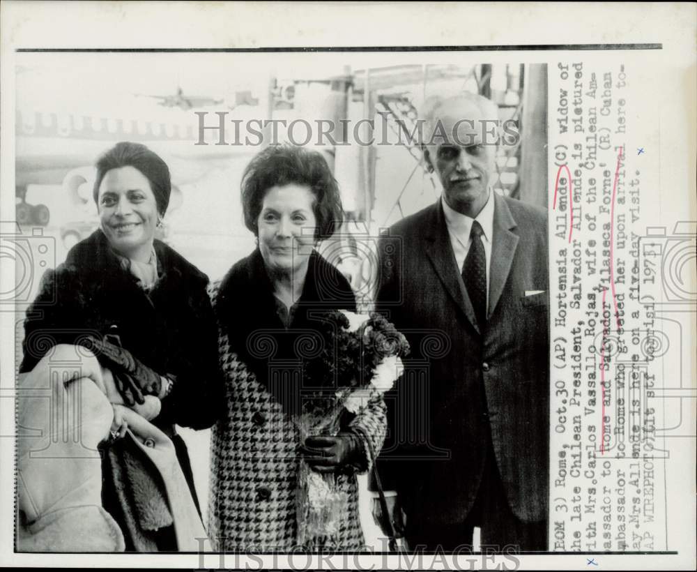 1973 Press Photo Hortensia Allende shown with officials upon arrival in Rome- Historic Images