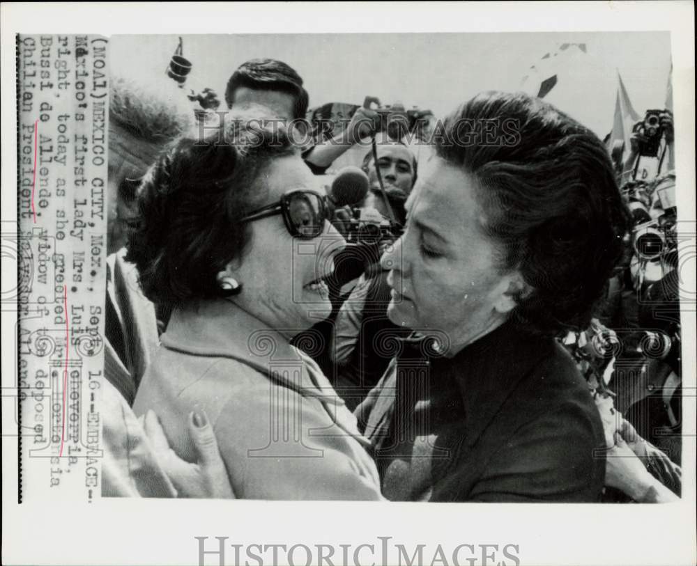 Press Photo Mrs. Luis Echeverria welcomes Hortensia Bussi de Allende in Mexico- Historic Images