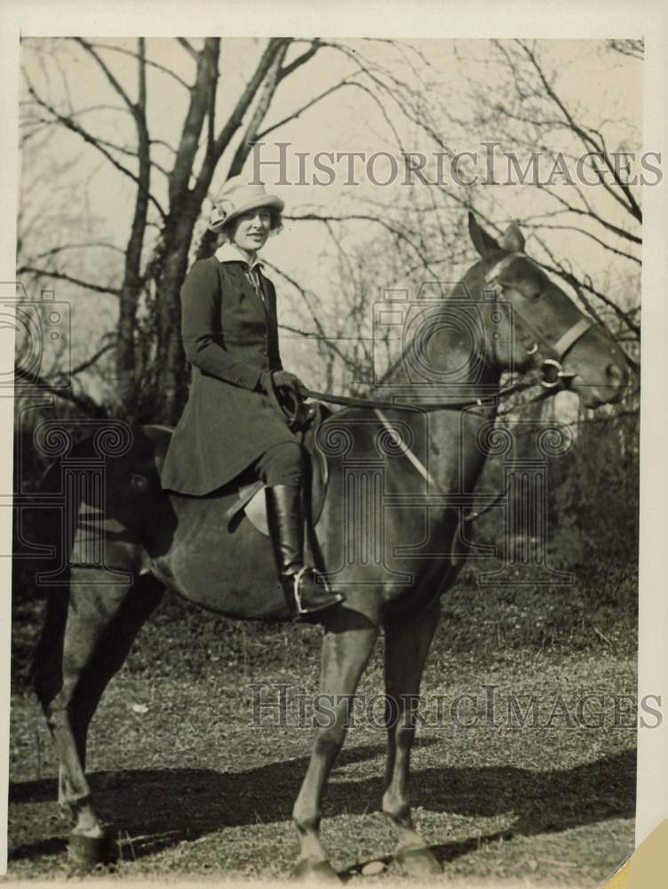 1924 Press Photo Beatrice Pitney on her horse in Potomac Park in Washington- Historic Images