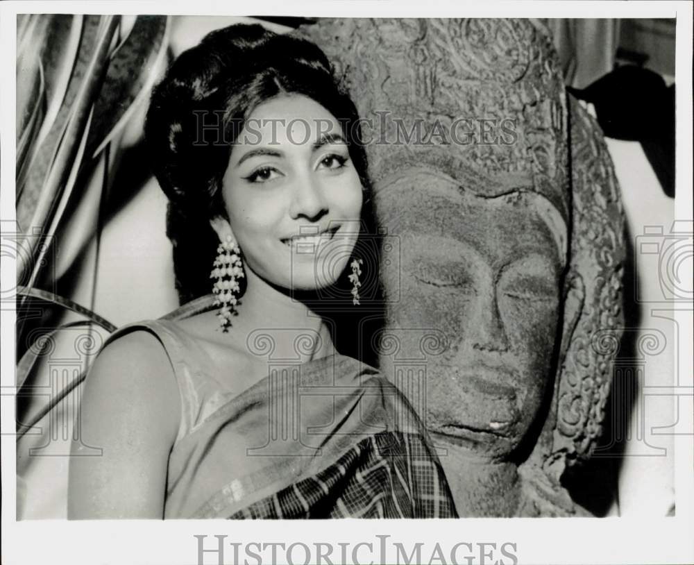 1966 Press Photo Miss World Reita Faria of India poses with statue in London- Historic Images