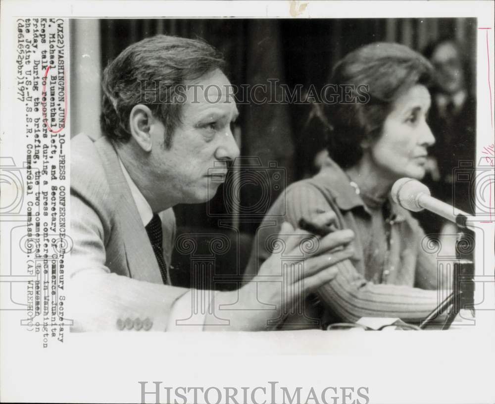 1977 Press Photo W. Michael Blumenthal &amp; Juanita Kreps at Washington conference- Historic Images