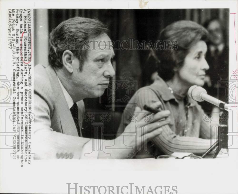 1977 Press Photo W. Michael Blumenthal & Juanita Kreps at Washington conference- Historic Images