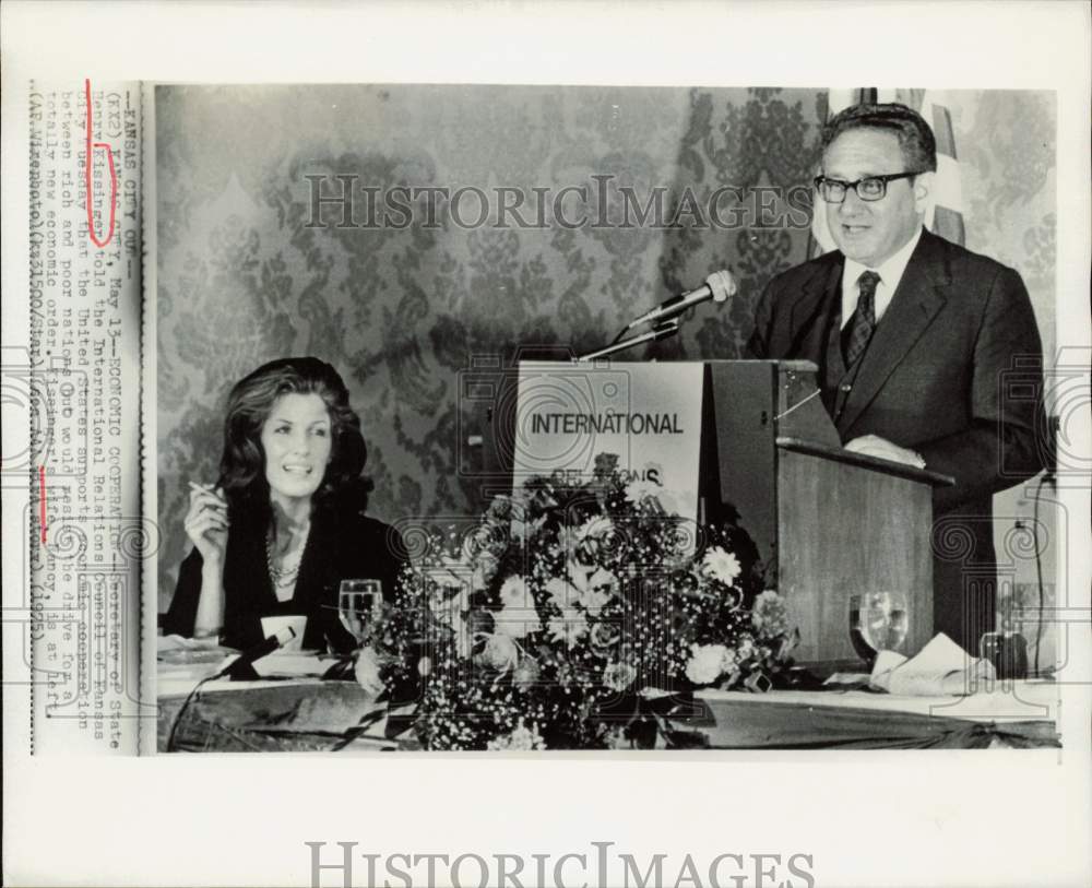 1975 Press Photo Secretary Henry Kissinger discusses economics at Kansas City- Historic Images