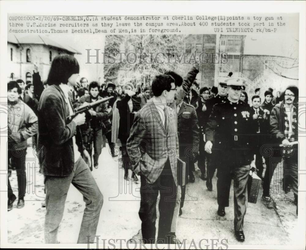 1969 Press Photo Student demonstrator points toy gun at Marine at Ohio college- Historic Images