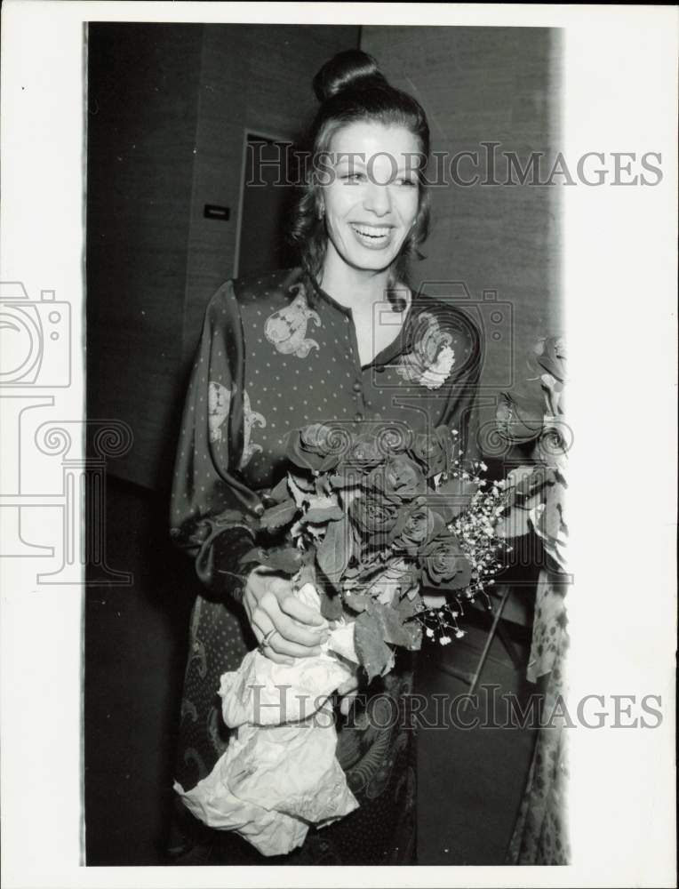 1978 Press Photo Princess Yasmin Khan receives roses at New York benefit- Historic Images