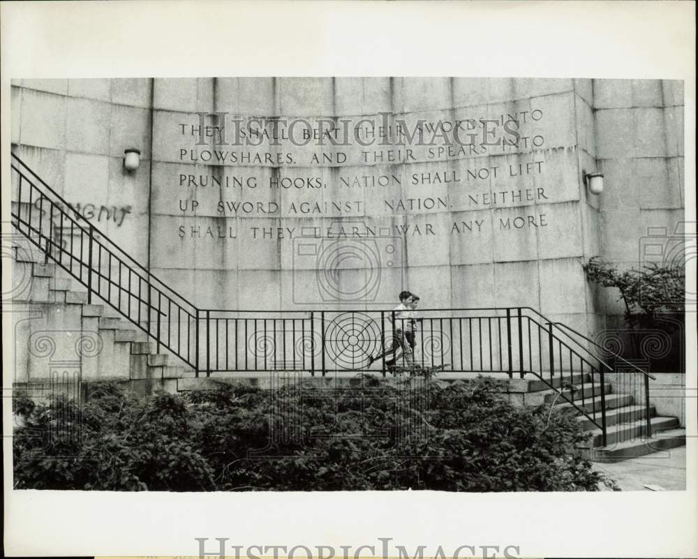 1970 Press Photo Boys run by quotes at United Nations building in New York- Historic Images