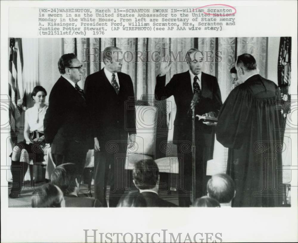 1976 Press Photo President Ford watches William Scranton sworn in at Washington- Historic Images