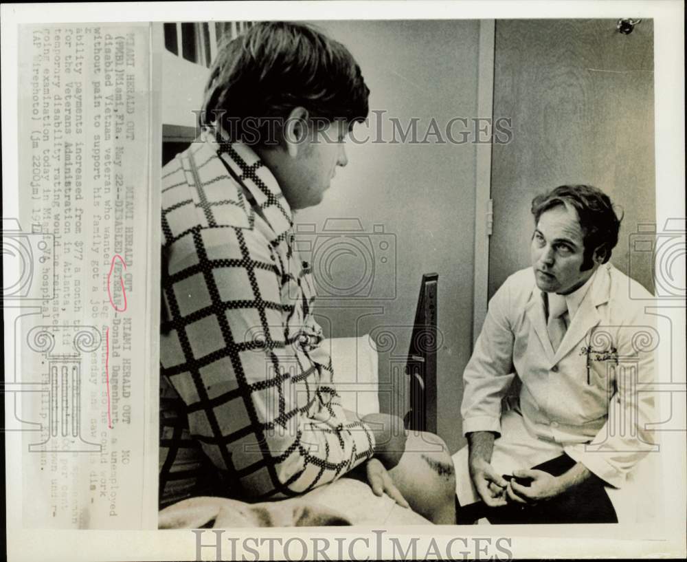 1974 Press Photo Donald Dagenhart and doctor talk at Miami Veterans Hospital- Historic Images