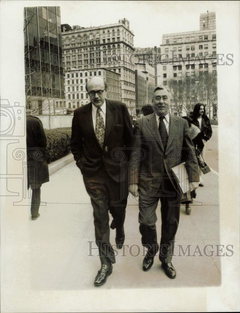 1974 Press Photo Harry Sears and attorney walk to federal courthouse in New York- Historic Images